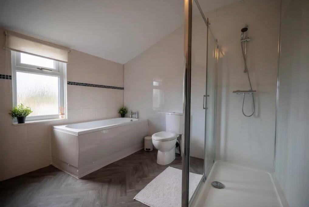Spacious Town House Литам Сент Аннс Екстериор снимка