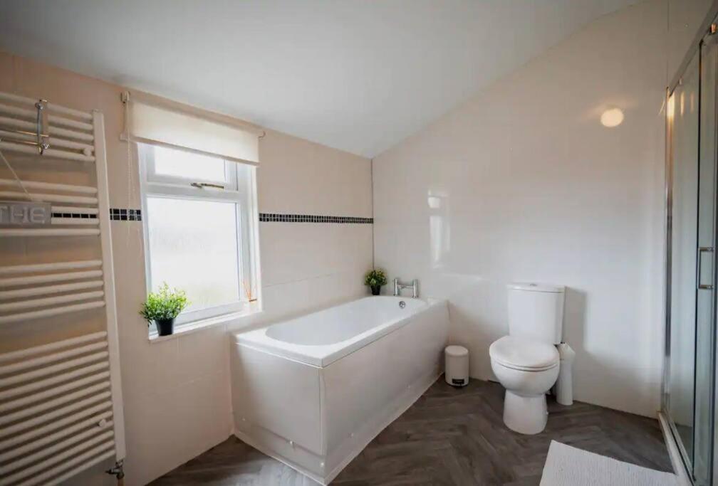 Spacious Town House Литам Сент Аннс Екстериор снимка