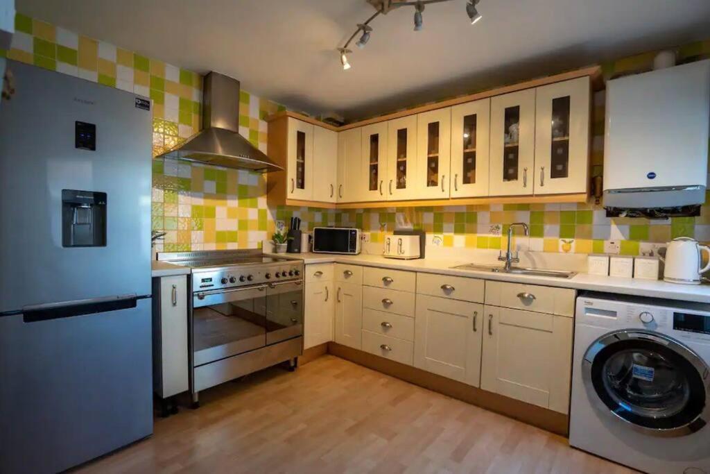 Spacious Town House Литам Сент Аннс Екстериор снимка